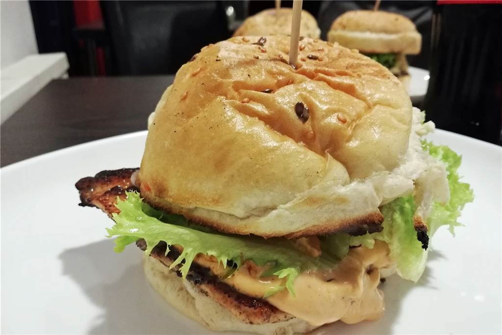Route 66 – hier würde es auch dem Ami bestens schmecken Der Chicken-Burger verspricht kross gebratenes Hähnchenfilet.