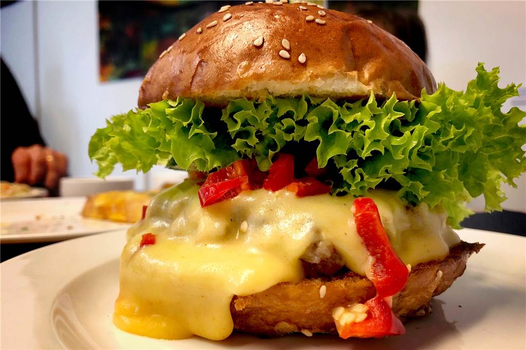 Im Olafs serviert Olaf frische Salate und feine Burger Der Chili Cheese Burger.