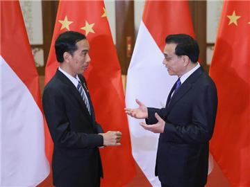 Der chinesische Premier Li Keqiang (rechts) spricht mit dem indonesischen Präsidenten Joko Widodo in Peking. Foto: Feng Li Pool