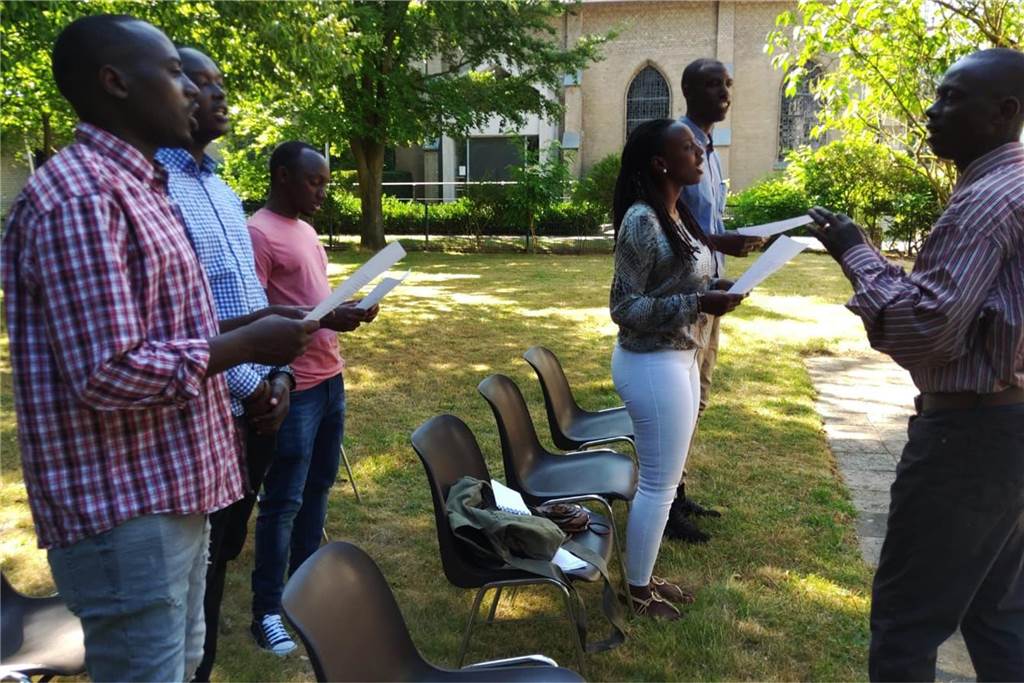 Gute Nachbarn mit Harke und Besen: Flüchtlinge im Marienviertel Flüchtlinge aus Burundi singen im Chor