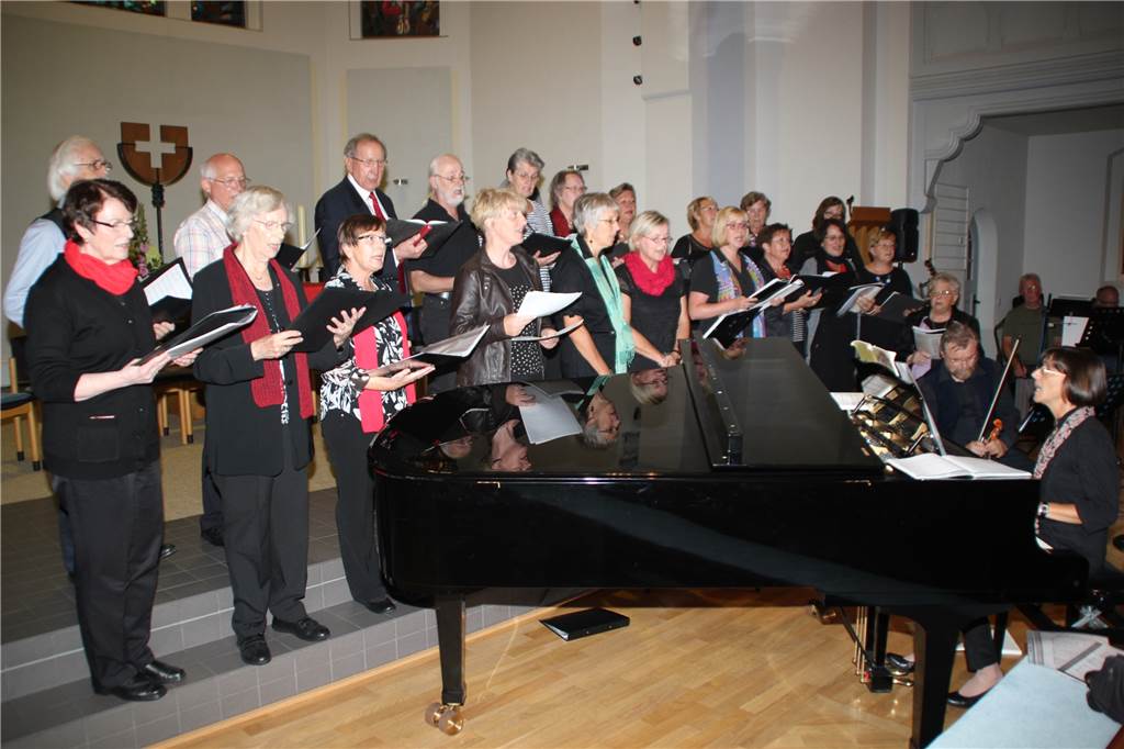 Das können Sie am Wochenende in Lünen unternehmen: Basar, Konzerte und Impro-Theater Der Chor „ConTakt“ und Kantorin Jutta Timpe singen am Sonntagabend in der Martin-Luther-Kirche bei „Kirche beflügelt“.