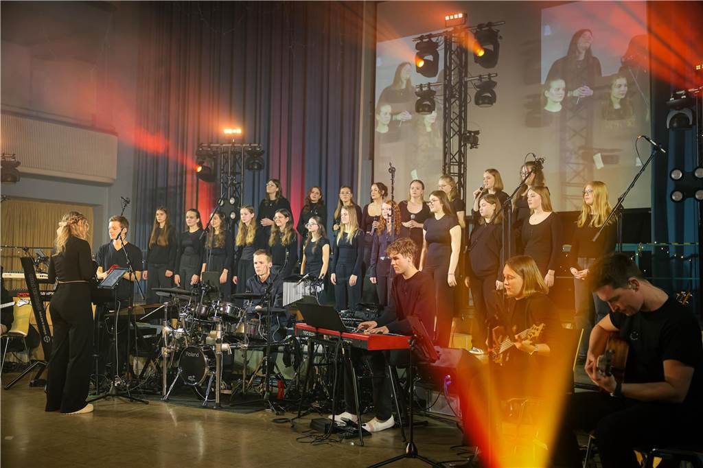 Gemeinschaftskonzert: „Schöner, wenn man zusammen singt als allein!“ Der Chor des Vestischen Gymnasiums führte mit mehreren Stücken durch den Abend.