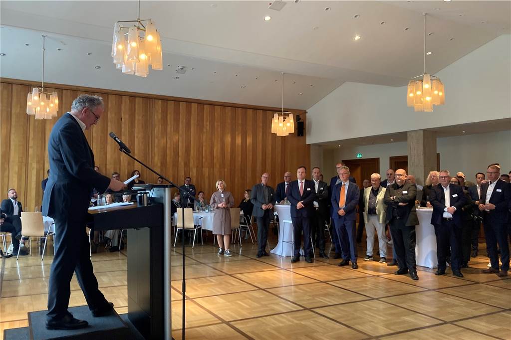 Patrick Arens bekommt Cityring: „Dortmund braucht mehr von Deiner Sorte Mensch!“ Der Cityring-Vorsitzende Tobias Heitmann nutzte seine Rede bei der Preisverleihung im Westfälischen Industrieclub auch zu Kritik an der Stadtverwaltung.