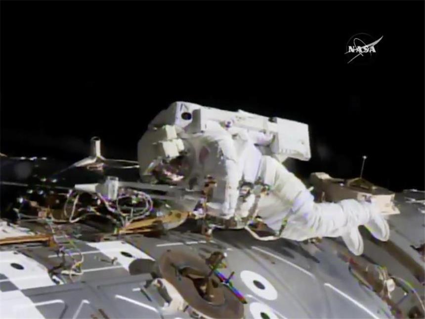 Astronauten tauschen defekten Computer an der ISS aus Der Computer ist unter anderem für die Solaranlage und die Kühlung zuständig. Foto: NASA/AP
