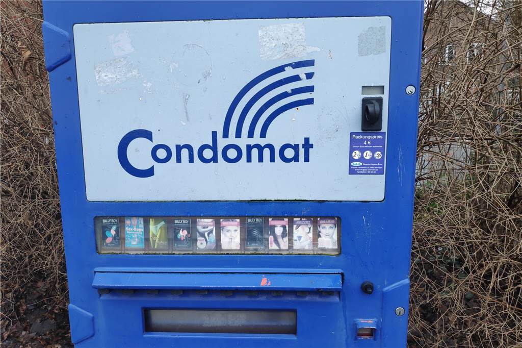 Kondom-Automat in Ahaus hat noch nicht ausgedient – und bietet mehr als nur Präservative Der Condomat weist einige Beschädigungen an der Fassade auf. Auch der Münzeinwurf ist verrostet.