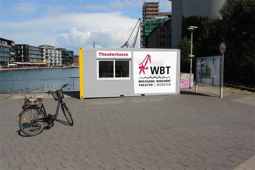 Borchert-Karten aus dem Container Der Container am Hafenplatz steht zwischen dem alten und dem neuen Borchert-Theater.