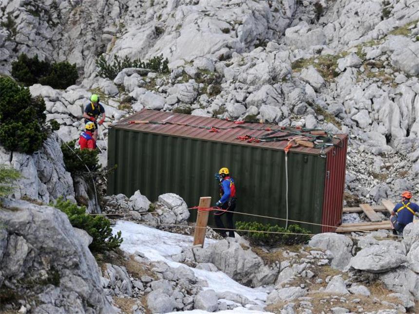 Transport von verletztem Höhlenforscher hat begonnen Der Container soll den Einsatzkräften Schutz für schlechtes Wetter bieten. Foto: Tobias Hase