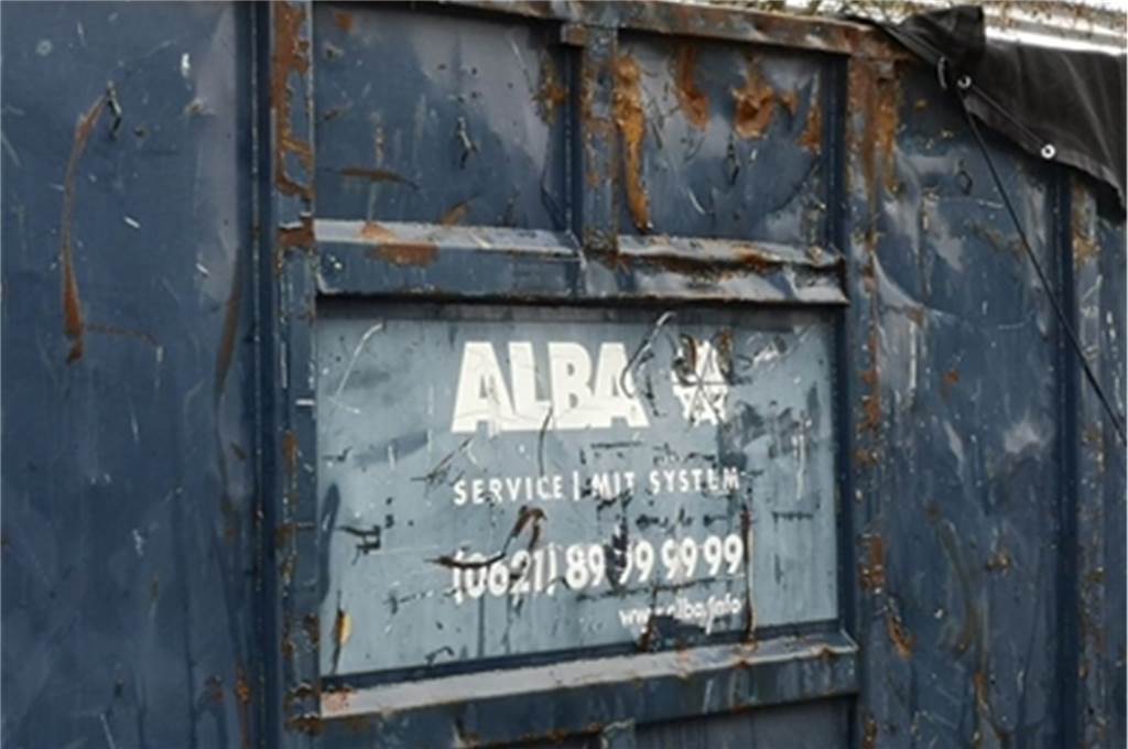 Unbekannte entsorgen chemischen Sondermüll an der Karl-Benz-Straße Der Container trägt diese Aufschrift, die bislang aber noch keine Aufschlüsse über die Herkunft der Abfälle geben konnte.