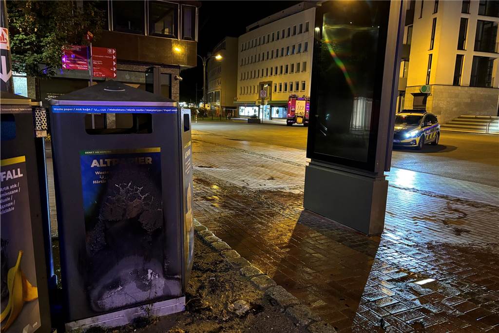 Müllcontainer brannte in Dortmund: Nächtlicher Einsatz an der Kampstraße Der Container wurde durch das Feuer beschädigt.