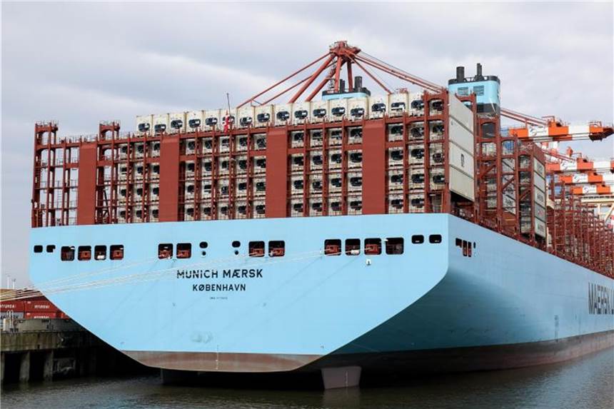 Hohe Treibstoffkosten belasten Reederei-Riesen Maersk Der Containerriese „Munich Maersk“ im Hafen von Hamburg. Foto: Christian Charisius