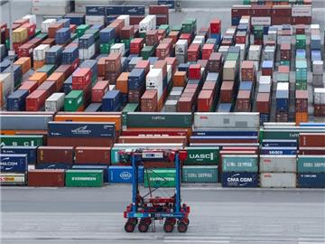 Der Containerterminal Burchardkai im Hamburger Hafen. Der Export profitierte von der Erholung der Weltkonjunktur. Foto: Christian Charisius
