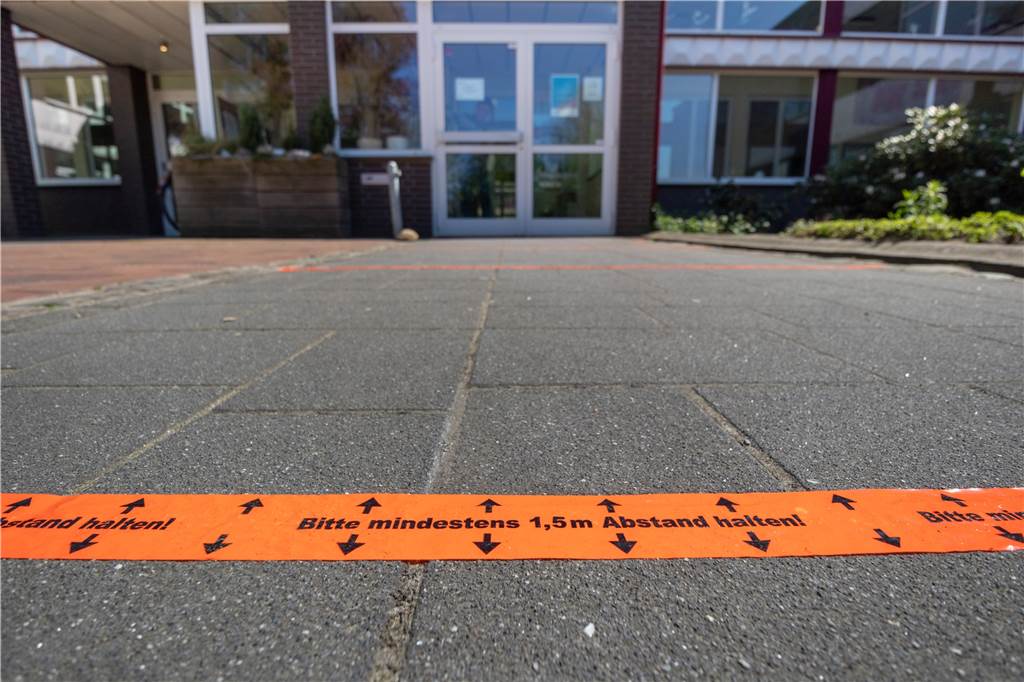 Trotz Corona: Unter strengen Auflagen kehrt ein Stück Schulalltag zurück Der Corona-Mindestabstand muss immer und überall eingehalten werden.