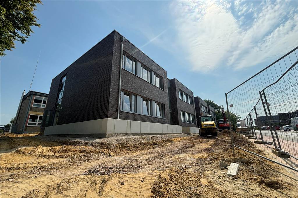 Brigidenschule: Anbau voraussichtlich pünktlich einzugsbereit Bagger an Brigidenschule