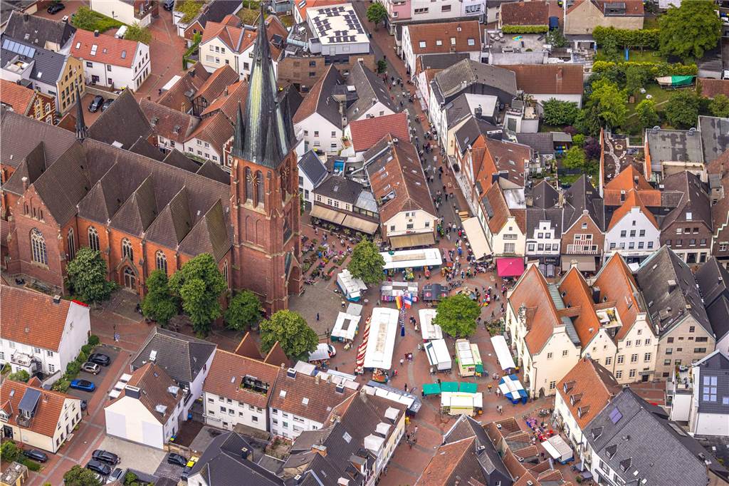 „Fühlen uns akzeptiert“: Schwules Paar schätzt die Freiheit in Haltern Luftbild vom Marktplatz in Haltern