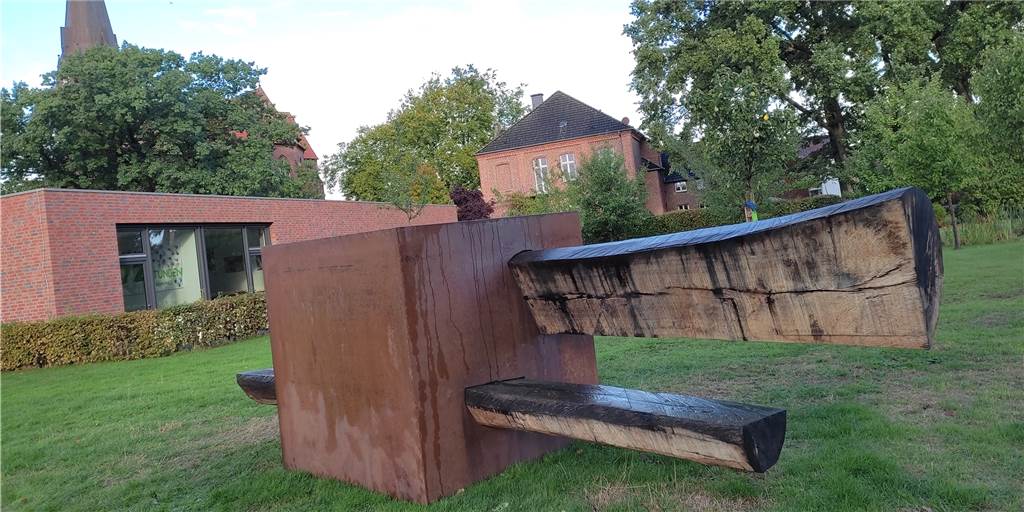 Stahlwürfel an der Alten Fahrt Olfen soll „Lust auf Diskussion“ machen Der "Cube" (deutsch: Würfel) steht seit einigen Tagen am Haus Katharina in Sichtweite der Alten Fahrt, Grundschule und St.-Vitus-Stift. Dauerhaft soll das Kunstwerk dort aber nicht stehen.