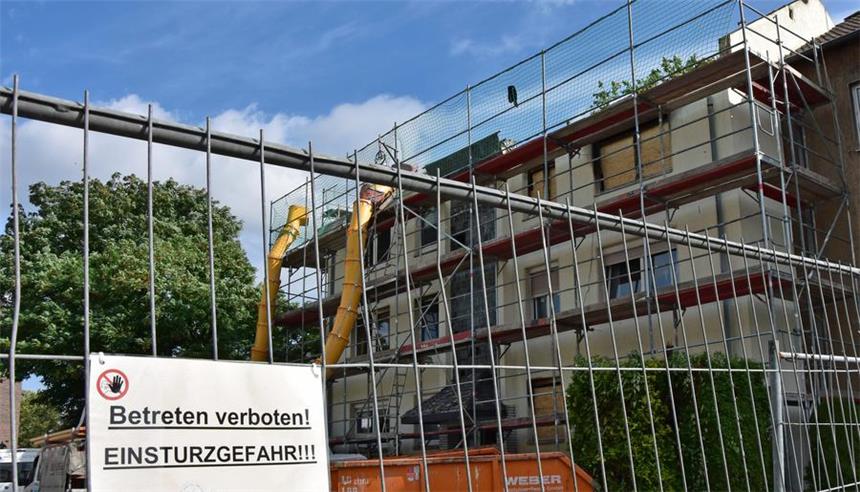 Brandhaus in Ickern: Abriss oder Sanierung? Der Dachstuhl des bei einem Großbrand Ende Juli beschädigten Mehrfamilienhauses an der Kirchstraße in Ickern ist mittlerweile abgetragen worden.