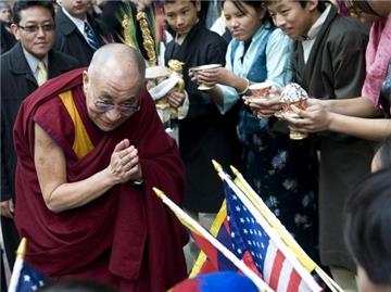 Der Dalai Lama wird bei seiner Ankunft in Washington von Anhängern begrüßt.