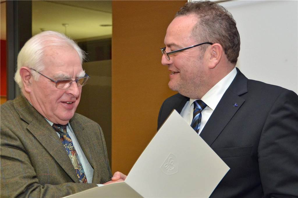 Heimatliebe und Ehrenamt prägten das Leben des Sytheners Alfons Gödde Alfons Gödde nimmt den Bürgerpreis Ehrenamt von Bodo Klimpel entgegen.