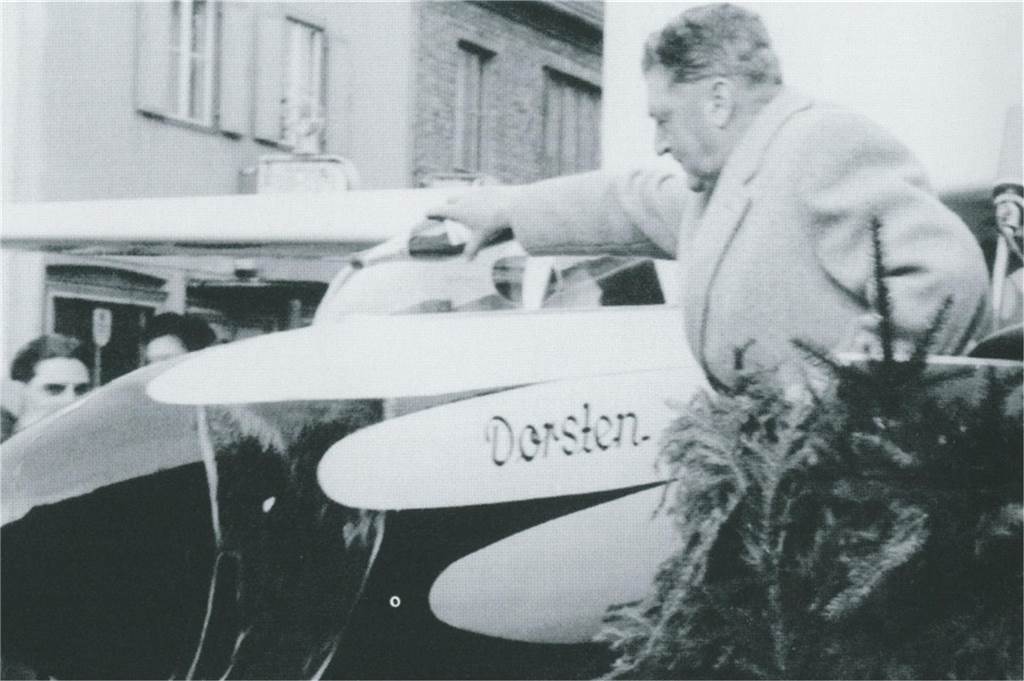 Der damalige Bürgermeister Schürholz bei einer Flugzeugtaufe 