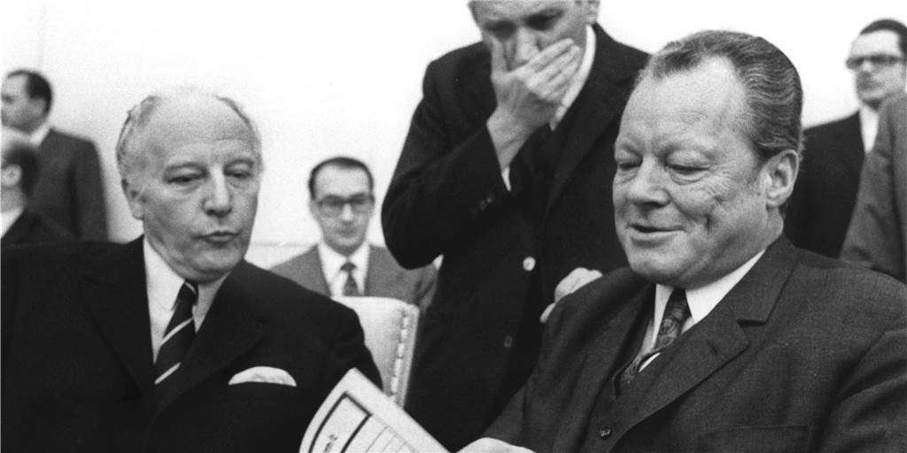 50 Jahre Ostverträge: Irrweg der Russlandversteher? Der damalige Bundeskanzler Willy Brandt (r), der damalige Bundesaußenminister und Vizekanzler Walter Scheel (l) und der damalige Staatssekretär Egon Bahr (M) studieren Akten vor der Sitzung über die Billigung der Ostverträge im Bundesrat in Bonn.