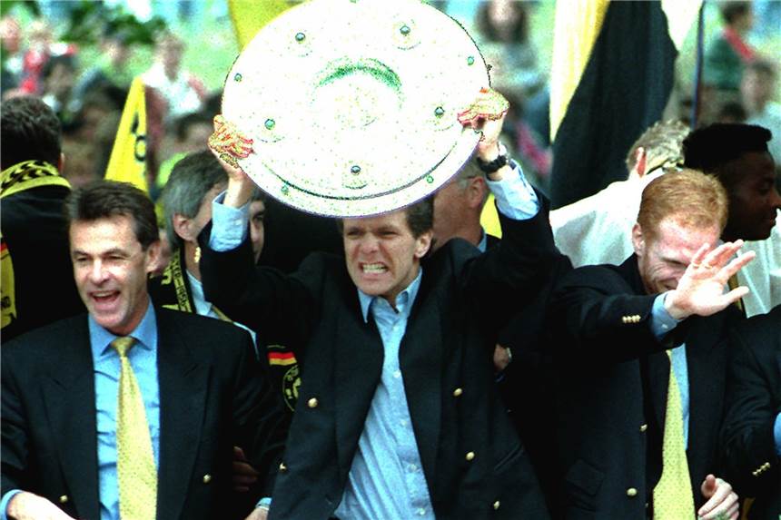 „Hall of Fame“: BVB-Legende Andreas Möller wird große Ehre zuteil Der damalige BVB-Profi Andreas Möller präsentiert die Meisterschale. (Archiv)