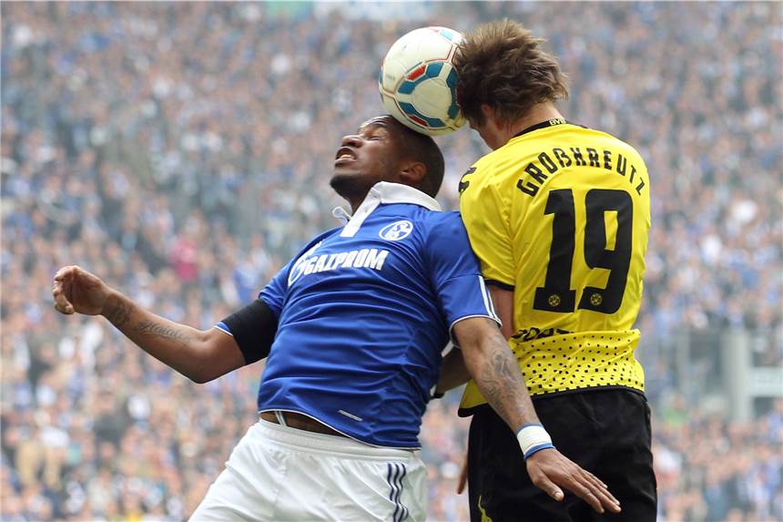 Schalke am Abgrund: Ex-BVB-Profi Großkreutz ist voller Schadenfreude Der damalige BVB-Profi Kevin Großkreutz im Kopfballduell mit Schalkes Jefferson Farfan (l.) beim Revierderby am 14. April 2012. (Archiv)