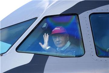 Der damalige Fluglinienbetreiber und Pilot Niki Lauda winkt 2010 nach einem Testflug mit einem A320 aus dem Cockpit. Foto: Barbara Gindl