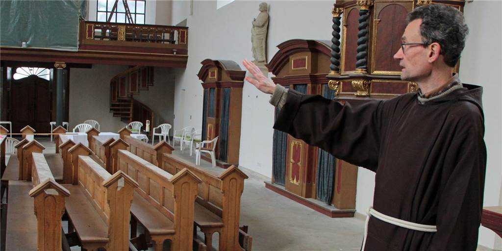 Schülerinnen unterstützen das Kapuziner-Kloster Werne mit einer Auktion Ein Klosterbruder steht in einer Kirche.