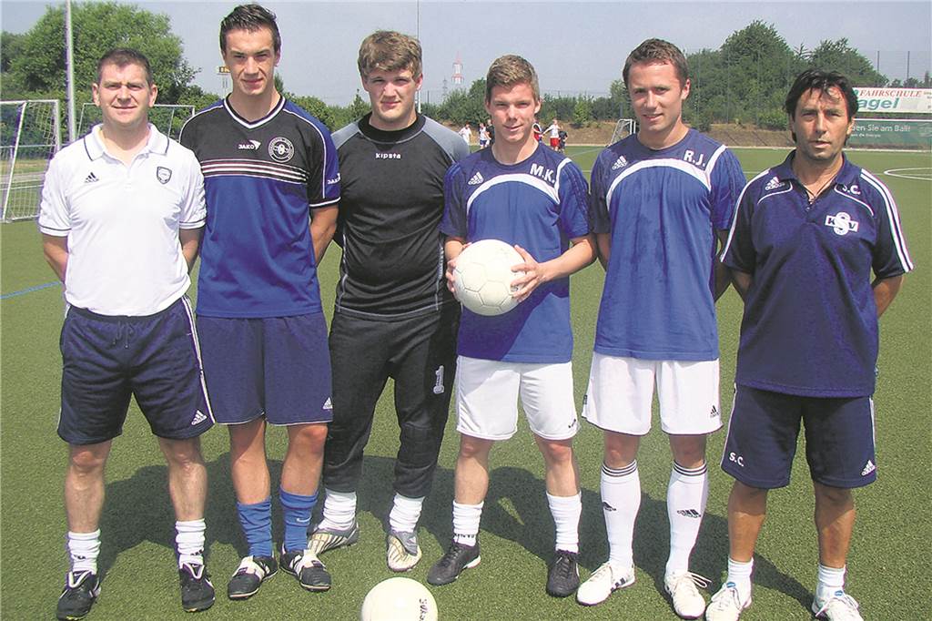 Roman Spielfeld: Durchbruch in Königsborn, heute Boss bei der SG Massen Der damalige KSV-Trainer Markus Laußmann (l.) und sein „Co-Pilot“ Salvatore Cafaro (r.) begrüßten 2010 die Neuen zum Trainingsauftakt. Darunter auch Roman Spielfeld (3.v.l.).