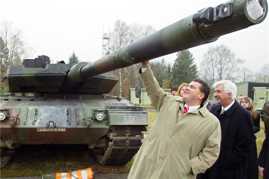 Sigmar Gabriel und der Fluch der Worte von früher Der damalige Ministerpräsident Niedersachsens, Sigmar Gabriel schaut sich auf einem Schießstand der Firma Rheinmetall einen Kampfpanzer vom Typ Leopard II A 6 an. Foto: Rainer Jensen