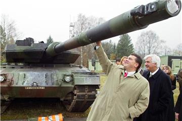 Der damalige Ministerpräsident Niedersachsens, Sigmar Gabriel schaut sich auf einem Schießstand der Firma Rheinmetall einen Kampfpanzer vom Typ Leopard II A 6 an. Foto: Rainer Jensen