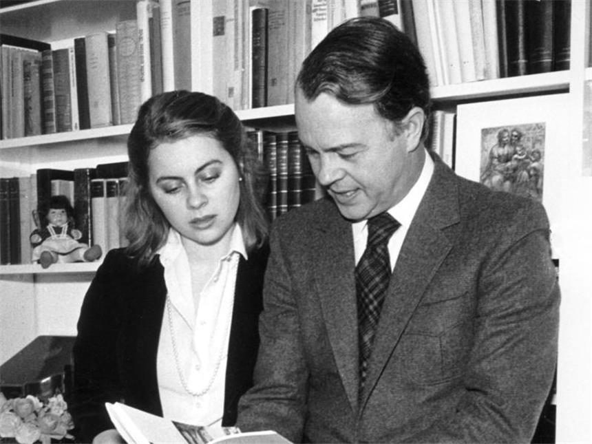 Niedersächsischer Ex-Ministerpräsident Albrecht gestorben Der damalige niedersächsische Ministerpräsident Ernst Albrecht am 04.01.1982 in seinem Haus in Beinhorn bei Hannover mit seiner Tochter Ursula. Foto: Wolfgang Weihs/Archiv