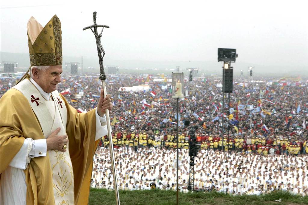 Der damalige Papst Benedikt XVI. kommt am 21. August 2005 bei der Abschlussmesse des Weltjugendtages auf dem Marienfeld in Kerpen bei Köln. 