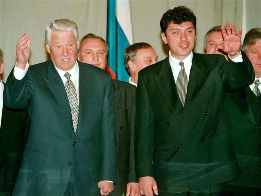 Entsetzen nach Mord an Putin-Kritiker Nemzow Der damalige Präsident Boris Jelzin (l) hatte Boris Nemzow einst in die Regierung nach Moskau geholt. Foto: Sergej Chirikov