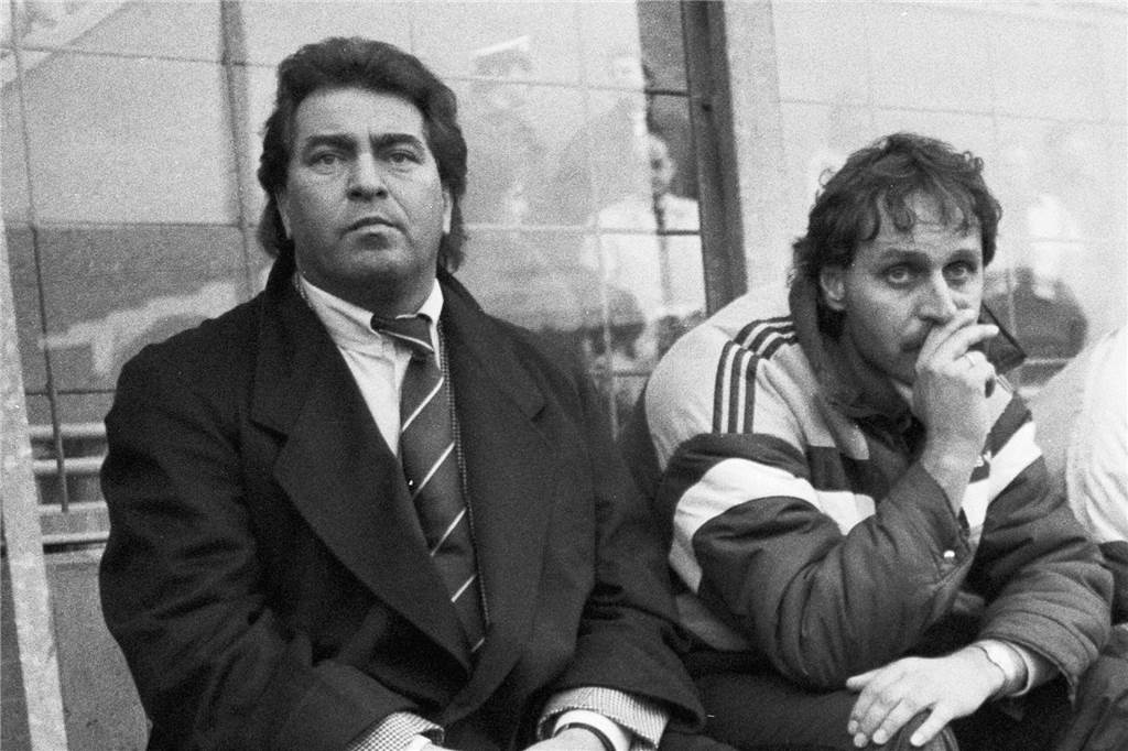Als Schalke dem Abgrund noch näher war Günter Eichberg, Präsident Schalke 04, mit Trainer Peter Neururer