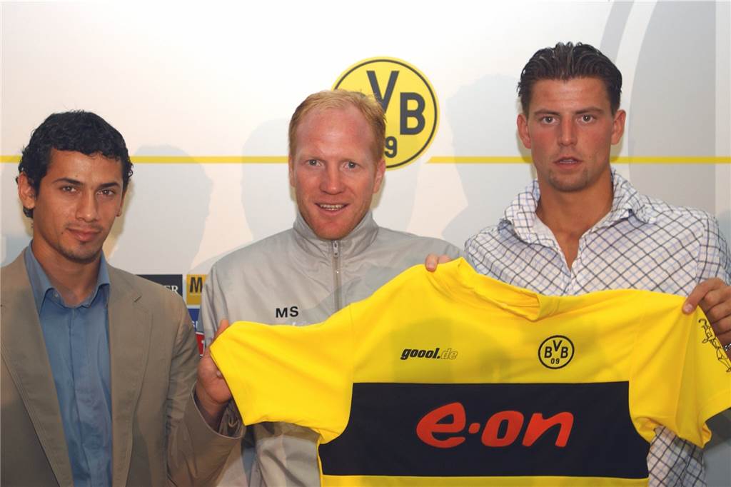 Roman Weidenfeller hat Geburtstag: Die 40 unglaublichsten Fakten Der damalige Trainer von Borussia Dortmund, Matthias Sammer (M.), am 1. Juli 2002 zwischen den Neuzugängen Juan Ramon Fernandez (Argentinien, l.) und Torhüter Roman Weidenfeller (r.).