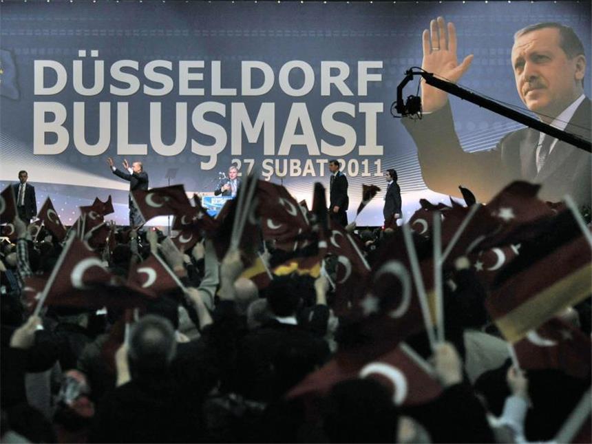 Wahlkampf ausländischer Regierungsvertreter verboten Der damalige türkische Ministerpräsident Erdogan winkt während eines Auftritts in Düsseldorf im Jahr 2011 seinen Anhängern zu. Foto: Henning Kaiser