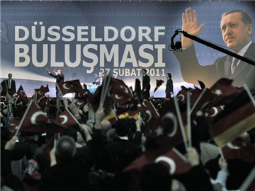 Der damalige türkische Ministerpräsident Erdogan winkt während eines Auftritts in Düsseldorf im Jahr 2011 seinen Anhängern zu. Foto: Henning Kaiser