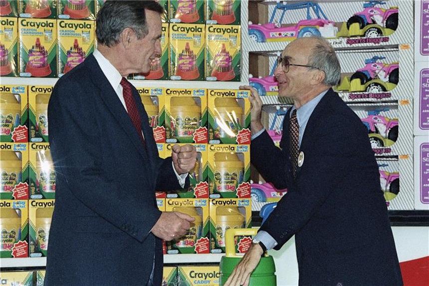 Gründer von Toys R Us gestorben Der damalige US Präsident George H. Bush unterhält sich mit dem Toys R Us Chairman Charles Lazarus (r) beim Besuch des zweiten Ladens des Unternehmens in Japan. Foto: Uncredited