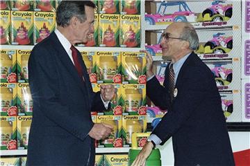 Der damalige US Präsident George H. Bush unterhält sich mit dem Toys R Us Chairman Charles Lazarus (r) beim Besuch des zweiten Ladens des Unternehmens in Japan. Foto: Uncredited