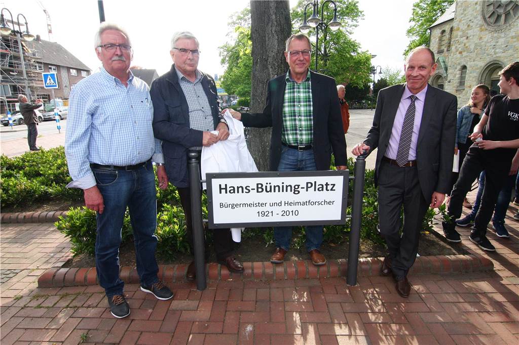 Kirchhellener Festplätze: Die Geschichte und das Wirken der Namensgeber Der damalige Vorsitzende des Vereins „Natürlich Kirchhellen“ Werner Dierichs, Ludger Janinhoff von den „Alten Herren“ der Landjugend sowie Bezirksbürgermeister Ludger Schnieder und Oberbürgermeister Bernd Tischler bei der Einweihung 2017.