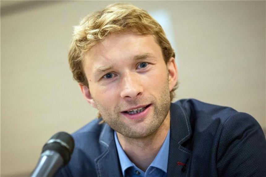 Rolfes übernimmt Leitung der Jugend von Bayer Leverkusen Der damalige ZDF EM-Experte Simon Rolfes spricht. Foto: Maja Hitij/Archiv