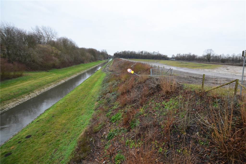Rückhaltebecken Ellinghausen: Hochwasser-Management für die gesamte Region Der Damm zwischen der Emscher und dem Beckenteil C wird in diesem Jahr abgetragen.