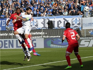 Der Darmstädter Aytac Sulu (2.v.l) erzielt per Kopfball das 1:0. Foto: Hasan Bratic