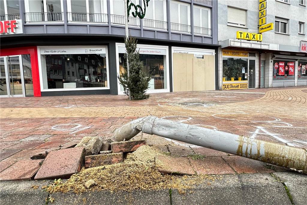 Mit Drogen und Alkohol am Steuer: Dattelner schleudert aus Kreisel und landet im Küchenstudio Demolierter Poller und zerstörtes Schaufenster in Datteln.