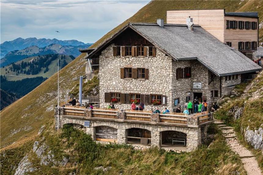 Ansturm auf die Berge hält an Der DAV zieht eine positive Bilanz: Viele Berghütten in den deutschen Alpen sind in diesem Sommer gut besucht. Foto: Nicolas Armer