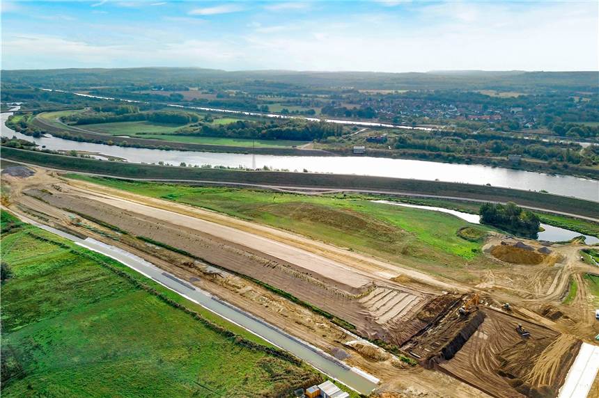 Der Deich an der Lippe wächst noch fünf Meter höher Der Deich an der Lippe soll 14 Meter hoch werden.