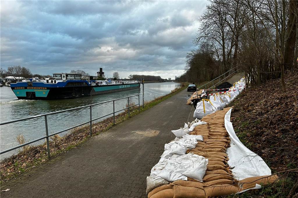 Hoher Lippe-Pegel sorgt für viele Einsatzorte Der Deich des Wesel-Datteln-Kanals ist ebenfalls mit Sandsäcken gesichert worden.