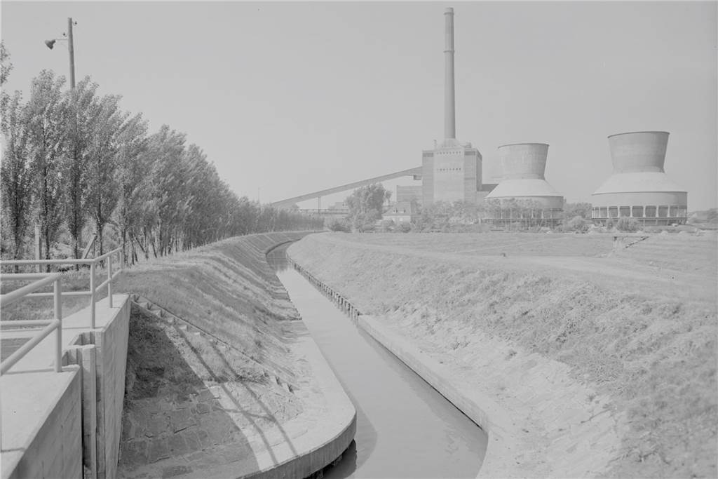Deininghauser Bach, im Hintergrund das Klöckner-Kraftwerk 