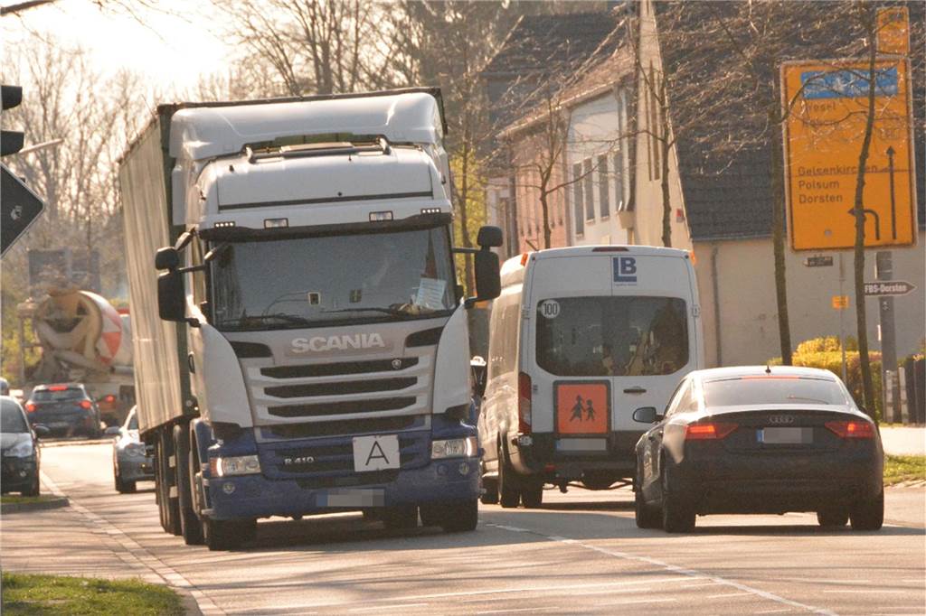 Radwege, ÖPNV, Verkehrsmanagement: So soll sich Mobilität entwickeln Der demnächst wohl noch zunehmende Lkw-Verkehr in Dorsten soll ergänzend in den Endbericht des Konzeptes aufgenommen werden.